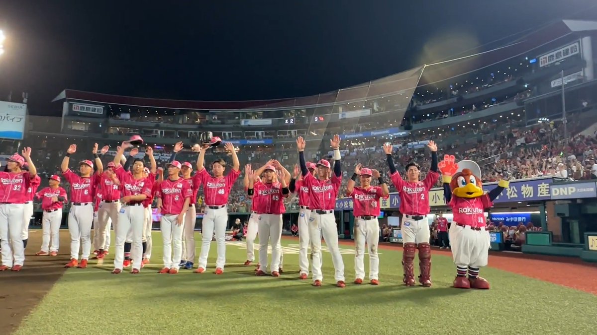今日の掛け声は... プロ初ヒットを記録した #繫永晟 選手✨ みんなでバンザイ🙌 #RakutenEagles #強鷲革新