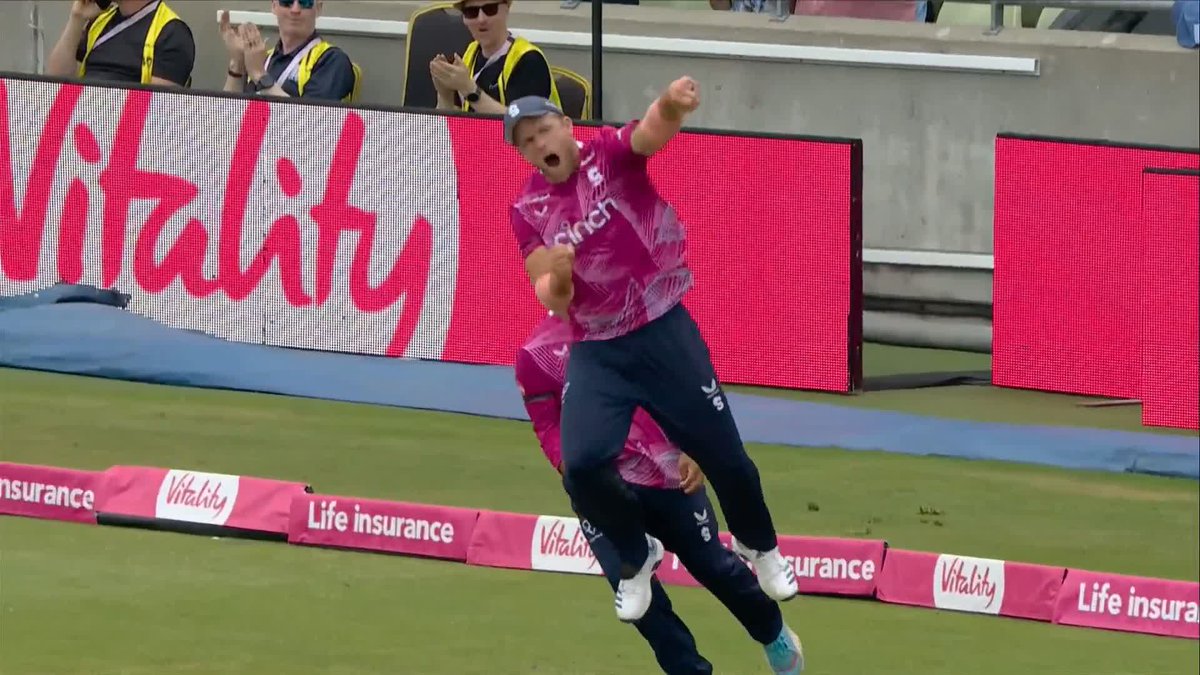 INCREDIBLE CATCH ON FINALS DAY! David Willey soars like a bird to pass it back to Saif Zaib 🤯