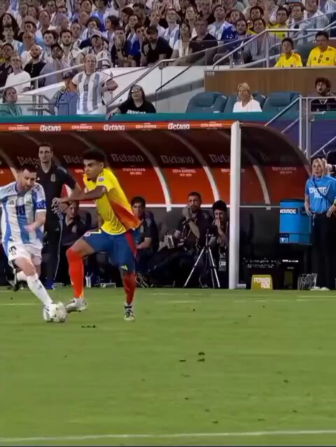 Why Messi doesn't run so much on the field is because of this 💔😭 But why is Garnacho laughing ? 🤦