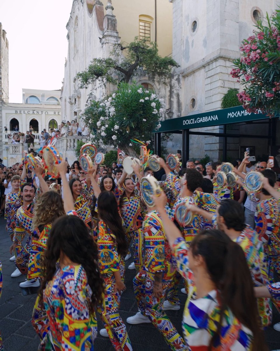 Following the #DGAltaGioielleria, #DGAltaModa, and #DGAltaSartoria events, a special performance took place in front of Mocambo Bar in Taormina, where Sicily’s rich culture and tradition intertwined with #DolceGabbana’s vision and signature #DGCarretto print.