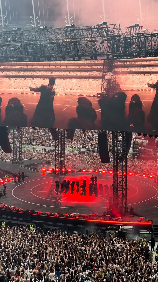 Pure stadium energy. 🔥💜 Hooligan on full volume. #방탄소년단 #BTS #BTS_WORLDTOUR_ARIRANG #BTS_WORLDTOUR_ARIRANG_EUROPE #BTS_WORLDTOUR_ARIRANG_LONDON