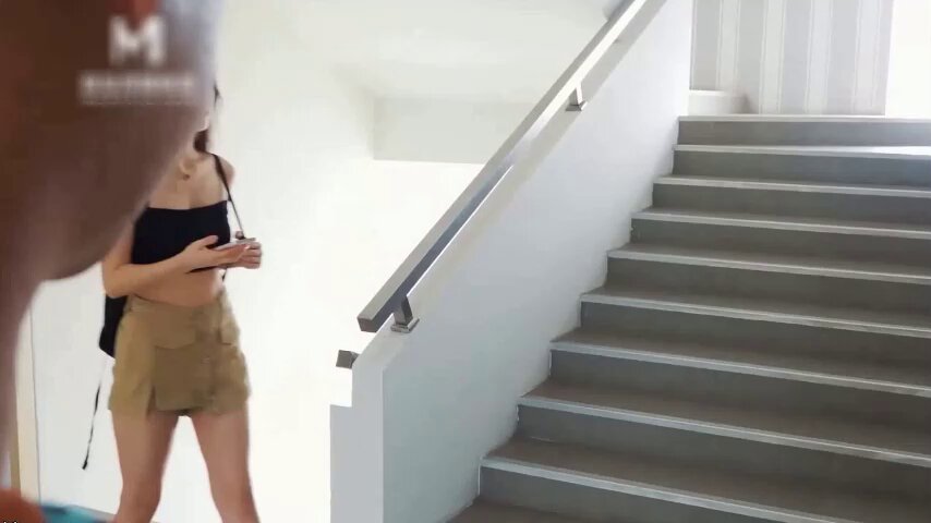 【学长我可以在你家住两天吗？我给你个惊喜！】极品学妹实习没地方住，勾引包租公学长，从浴室操到房间，学长你的鸡巴我好喜欢，能多操我几次嘛！ #口交 #后入 #完美露脸