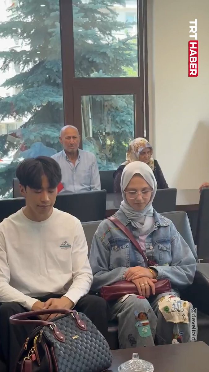 Türkiye'de dil eğitimi sırasında Hatice Pusatlıoğlu ile tanışan Çinli Tong Zuo, Kayseri'nin Develi ilçesinde düzenlenen törenle Müslüman olarak Hasan adını aldı. İlçe Müftülüğünde çifte ihtida belgesi takdim edildi, nikahları kıyıldı.