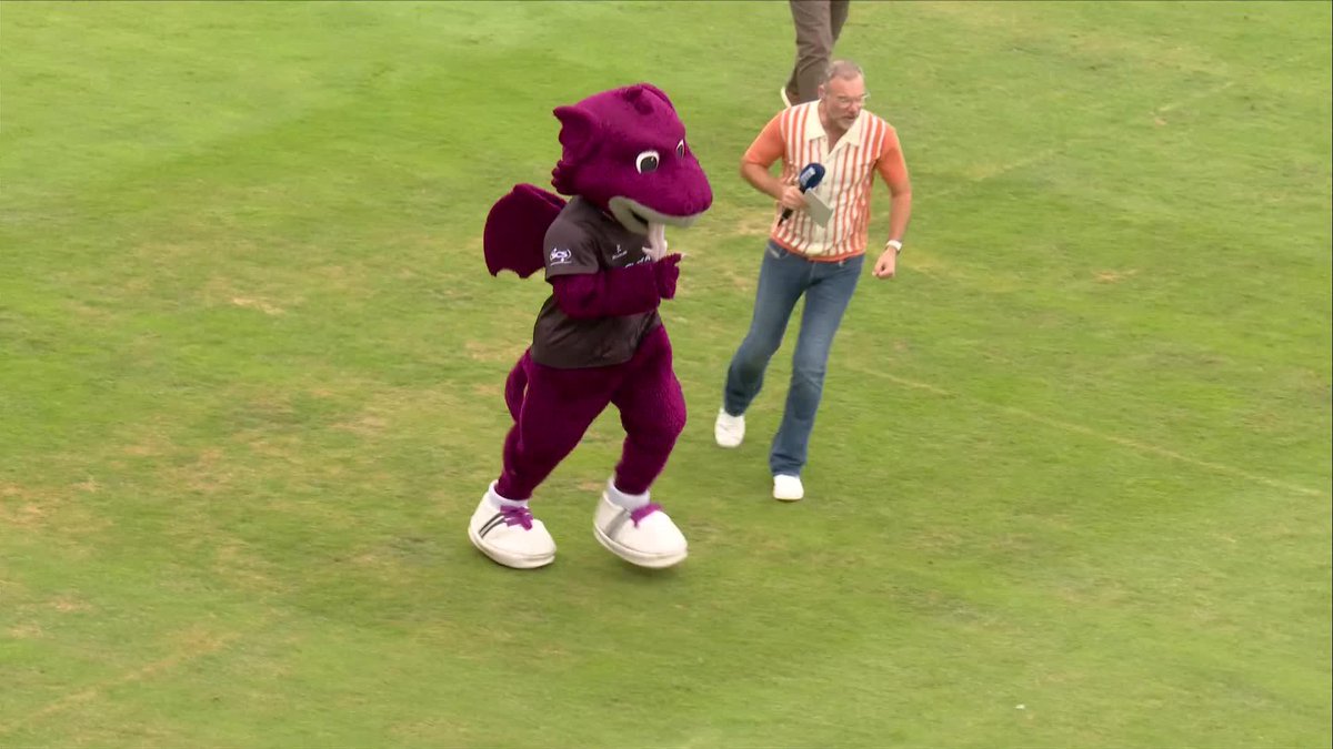 CHARLES DAGNALL HAS FALLEN OVER IN THE MASCOT RACE 😂