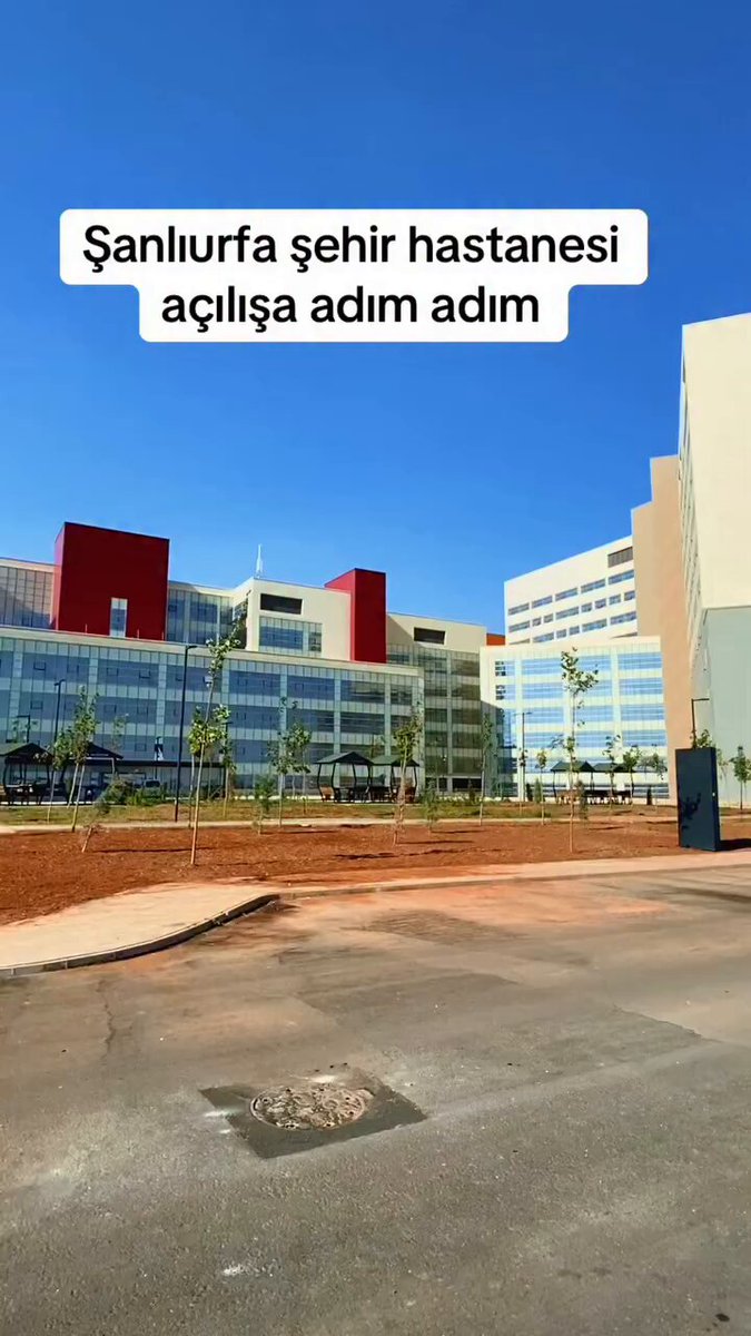 Şanlıurfa'nın sağlık alanındaki en büyük yatırımlarından biri olan Şanlıurfa Şehir Hastanesi açılış için gün sayıyor. 1700 yatak kapasitesi ve yaklaşık 500 bin metrekare kapalı alanıyla hizmet verecek olan sağlık kampüsü, bölgenin en önemli sağlık merkezlerinden birisi olacak.