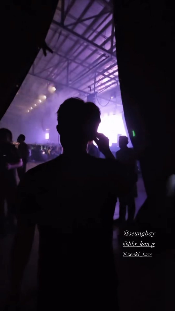 댄서분 인스스 #박지훈 발롯코하러가는 뒷 모습 ••• 인이어 고쳐 끼면서 노래 바로 주라는거 앙나좋음이