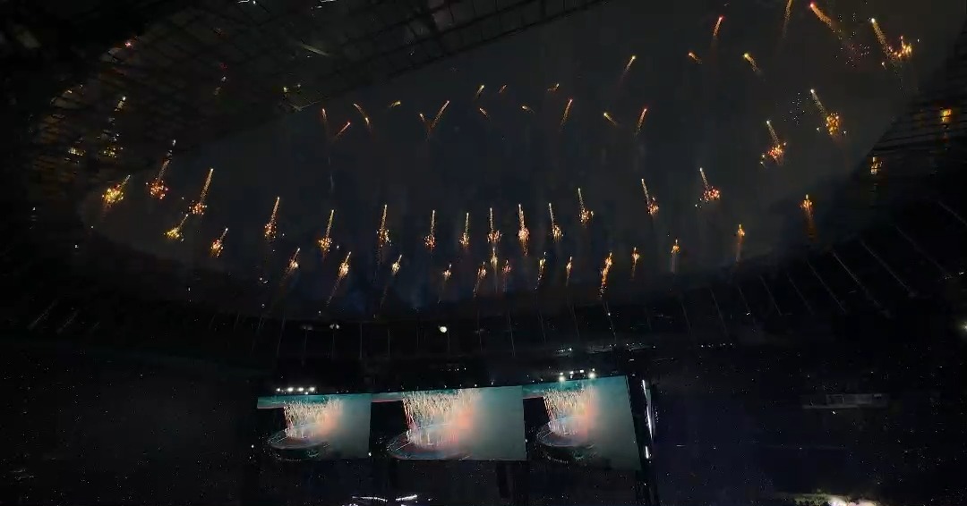 Landscape mode = activated. 🔄✨ The BTS fireworks finale deserves the full screen experience. 💜 #방탄소년단 #BTS #BTS_WORLDTOUR_ARIRANG #BTS_WORLDTOUR_ARIRANG_EUROPE #BTS_WORLDTOUR_ARIRANG_LONDON