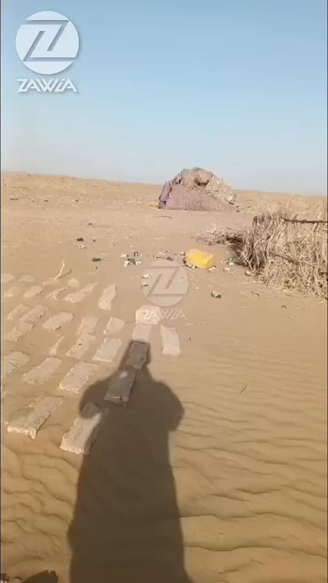 هماغسې چې پاکستان سره د رسمي سوداګرۍ ځای قاچاق نيولی دی، په قاچاقي لارو د مسافرينو اړول هم په يو کاروبار بدل شوی دی، چې پاکستاني عسکر او طالب جنګيالي پکې ښکېل دي. د زاويه نيوز يو لوستونکی، چې د دغه کاروان ملګری دی وايي، له کندهار څخه بلوچستان ته د کوچنيو موټرو او انسانانو قاچاق د نن سبا عايد لرونکی کاروبار دی. دوی په يو ځل تر پنځلسو کوچني موټر او په هر يوه کې تر شاوخوا پنځه نفره په قاچاق اړوي او له کندهار څخه سپين بولدک او له هغه ځايه د بلوچستان تر مشکي سيمې پر لاره امنيتي پوستو ته رشوت ورکوي: «پاکستاني عسکرو ته په هره پېره د موټرو او انسانانو اړولو په بدل کې لږ تر لږه ۸ لکه کلدارې ورکوي.» #قاچاق