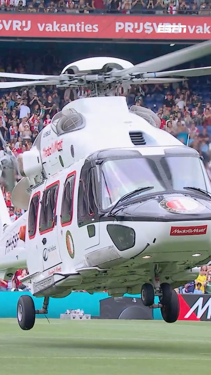 Traditiegetrouw stappen de nieuwe Feyenoord-aanwinsten uit de helikopter 🚁