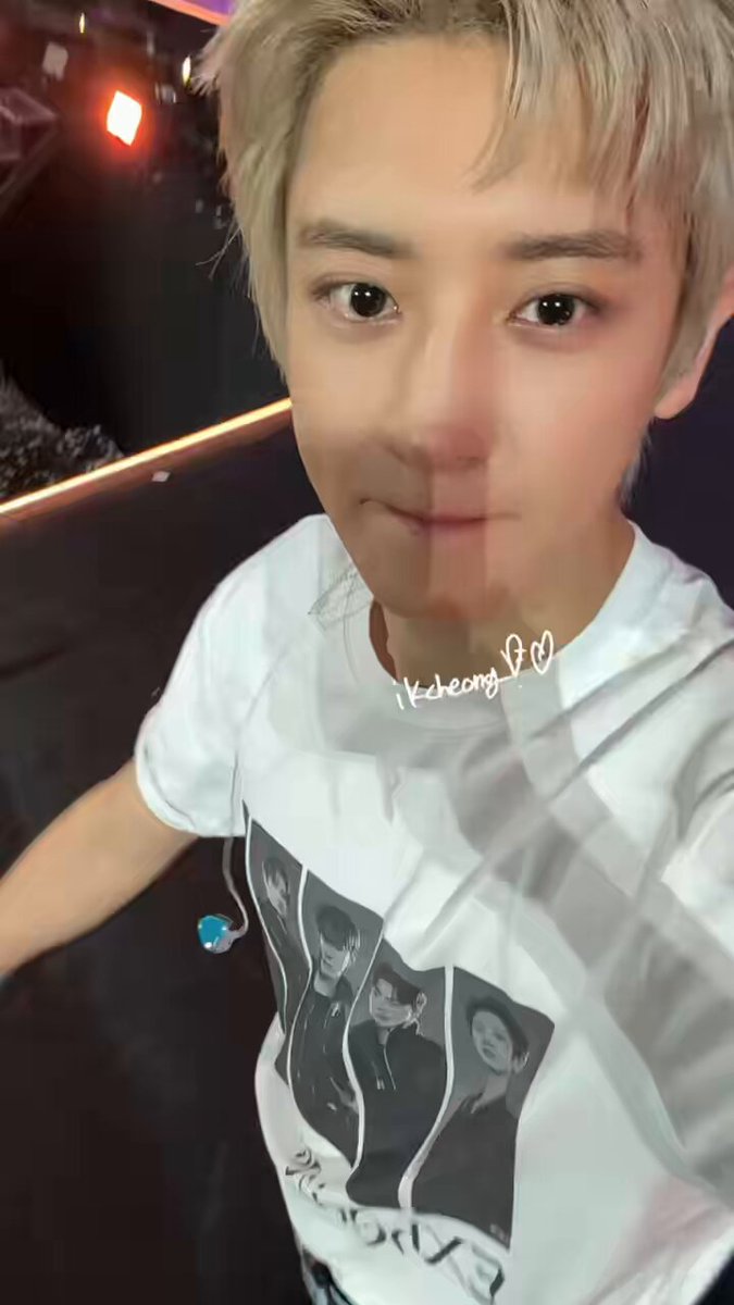 Another video Chanyeol took from a fan’s phone tonight 🤍 He really looks so good~~ and his “annyeong!!!” 🫳🫳🫳