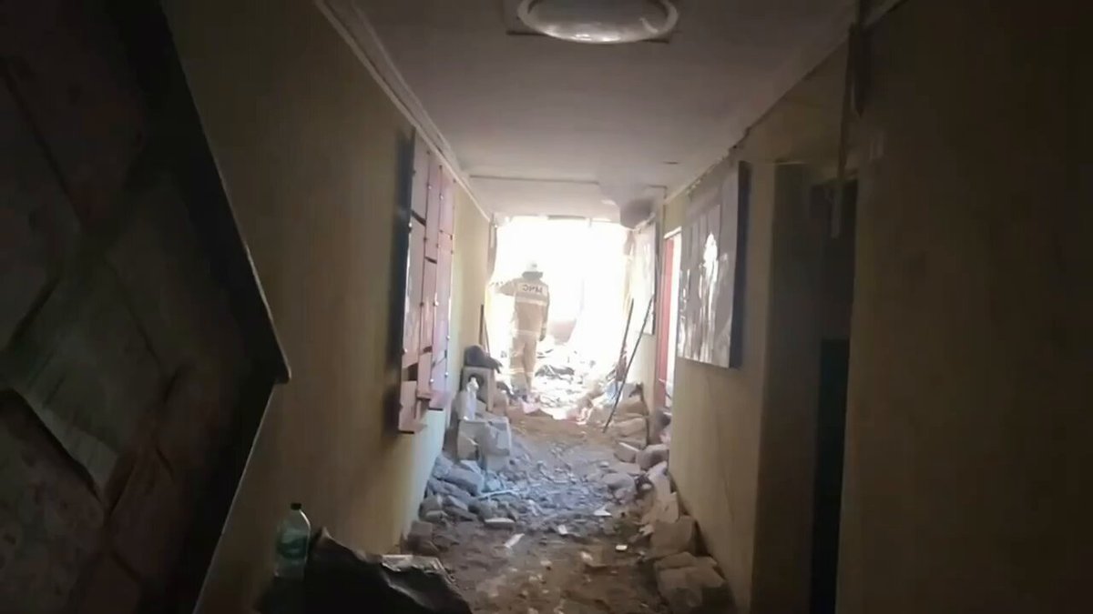 16 juillet 2026 Images terrifiantes du collège de Starobelsk, frappé par les forces armées ukrainiennes. Sous les décombres, on extrait les corps des jeunes filles mortes. En pyjama, elles fuyaient leurs chambres lorsque le bâtiment du foyer s’est effondré. Le chef de la LNR a publié les listes. Le ministère russe des Situations d’urgence a annoncé que le bilan de l’attaque menée par les combattants ukrainiens contre le collège de Starobelsk était passé à 18 morts. Le malheur des parents, c’est d’enterrer leurs enfants. #Starobelsk #LNR #Tragédie #terrorism