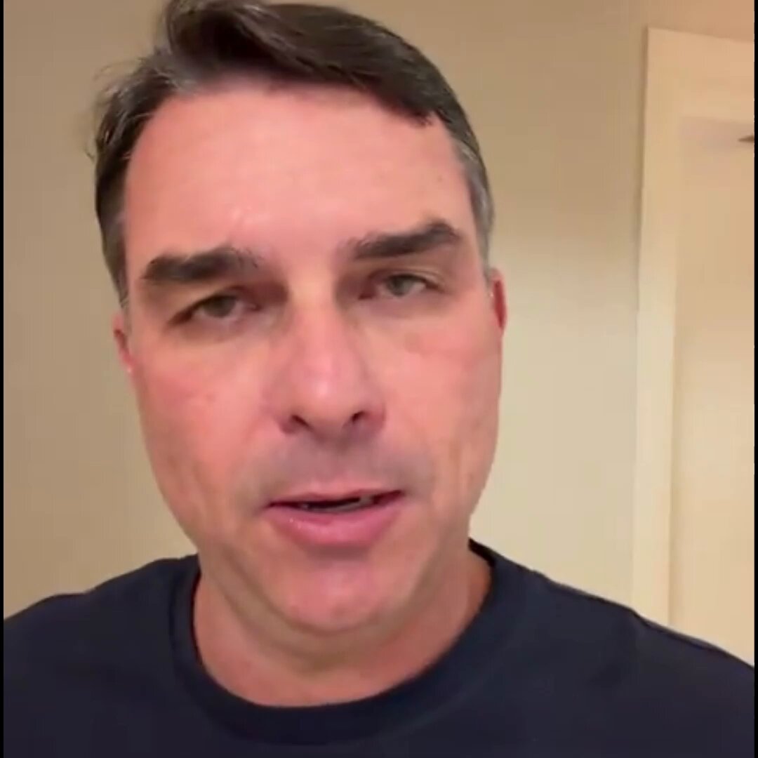 Bananinha e Flávio RachaMaster alinharam as narrativas de fraude nas eleições, o mesmo discurso de 2018 e 2022. Colocaram a domiciliar do pai em risco apenas pra ter uma desculpa para a derrota. E vão fazer de tudo para colocá-lo na papudinha antes de outubro.