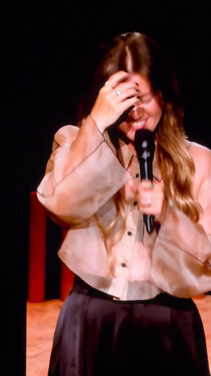 Kelly Clarkson is spilling tea 🤭 The singer and former talk-show host revealed onstage in Las Vegas that she was forbidden from mentioning guests’ weight loss on The Kelly Clarkson Show. “I just think that’s so dumb,” she told the crowd. “It makes people feel good when you say, ‘Oh you look really good!’” 📽️: @jpasc24 #kellyclarkson #weightloss