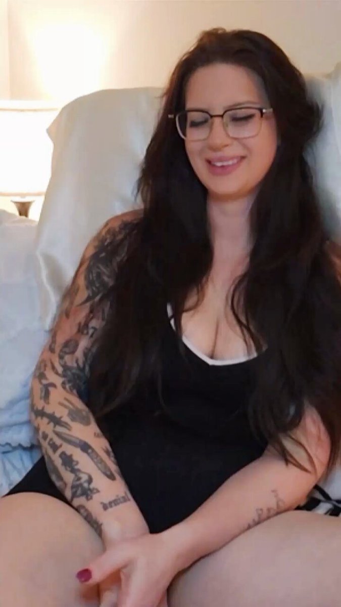 I hypnotized tattedddtessa to expose herself anytime I snap my fingers. #hypnosis #hypnotized #mesmerized