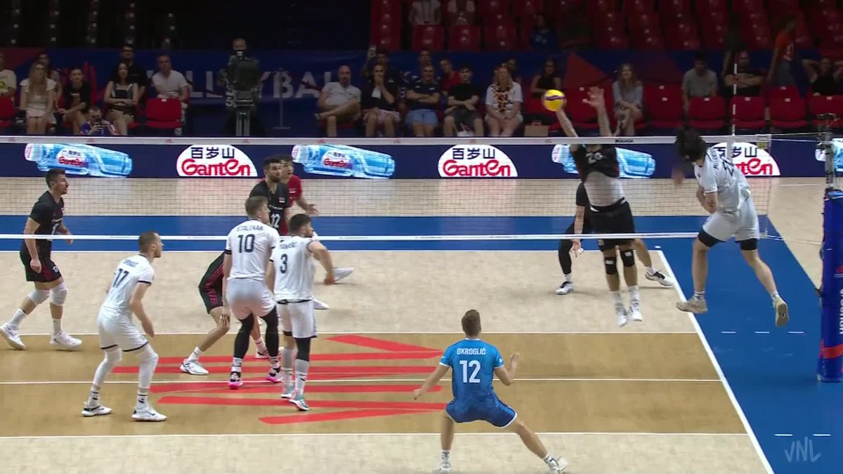 #VNL2026: TÜRKIYE HIT BACK 🇹🇷🔥 Türkiye respond by taking the second set to level the match at 1-1 against Slovenia in Belgrade. 📺 LIVE NOW on VBTV: 🏐 #BePartOfTheGame #Volleyball