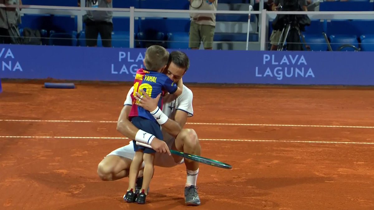 ¡El video más tierno que vas a ver! El festejo de Dzumhur con su hijo tras meterse en la final de Umag. ❤️🥹 📺 Mirá #Umag en el Plan Premium de Disney Plus.