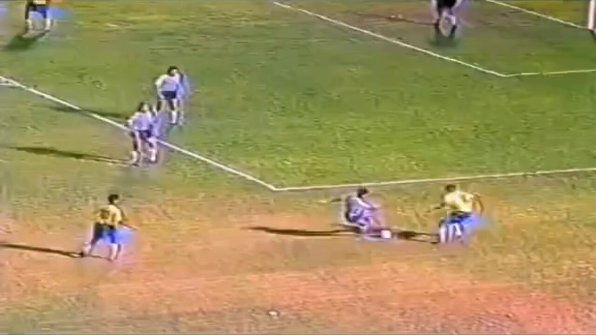 6 minutos de un Brasil - Argentina matándose a patadas Sin VAR, sin reclamos. Solo levantarse, sacudirse y seguir jugando