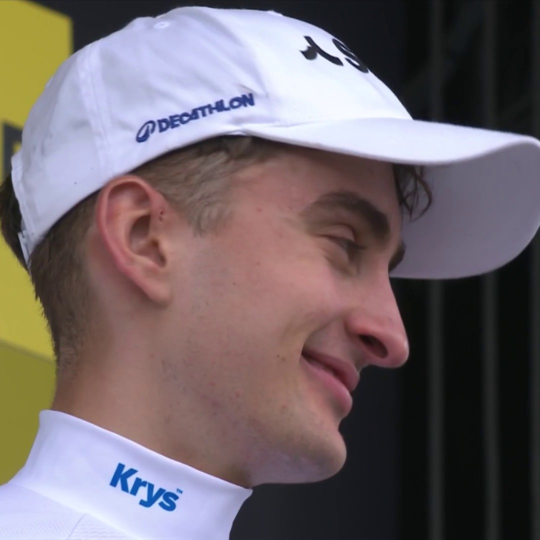 Paul Seixas tient son maillot distinctif : la pépite française de Decathlon CMA CGM se pare de blanc en sa qualité de meilleur jeune du Tour de France ! #TDF2026 #LesRP