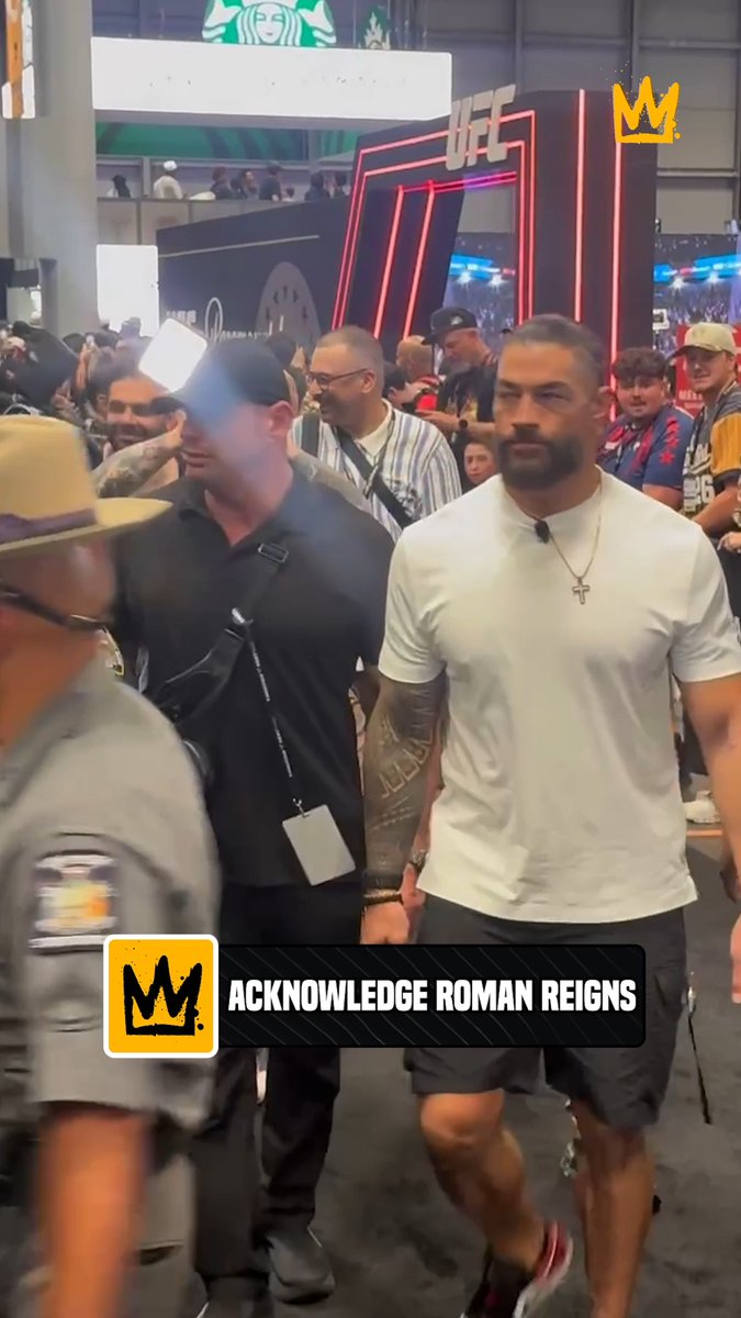 The Fanatics Fest crowd dropped the ball by not putting the ☝️ up for the Tribal Chief Roman Reigns.