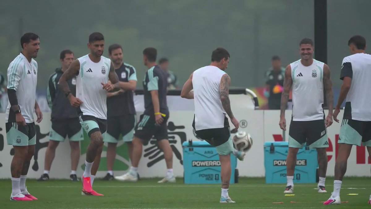 #Argentina | ¿Lo Celso de arranque? En el reparto de pecheras para la ÚLTIMA práctica. 🎽 Montiel, Romero, Licha, Tagliafico Simeone, Paredes, De Paul, Enzo, Lo Celso, Messi y Julián. Son once; uno saldría lógicamente.
