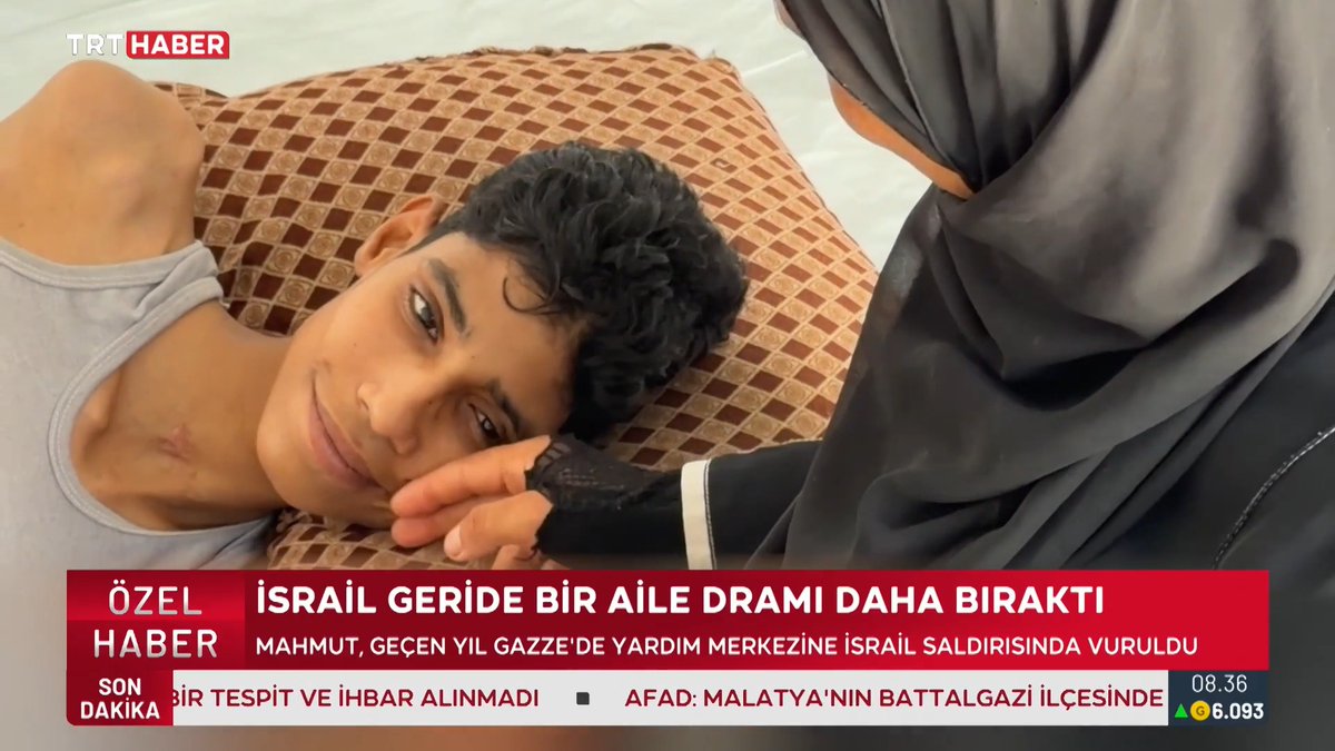 Tek amacı aç kardeşlerine yemek bulmaktı... 18 yaşındaki Mahmut Süleyman, Gazze'deki yardım dağıtım noktasına gittiği sırada katil İsrail'in saldırısında ağır yaralandı. TRT Haber, soykırımcı İsrail'in geride bıraktığı aile dramını ve bölgede yaşananları aktardı.