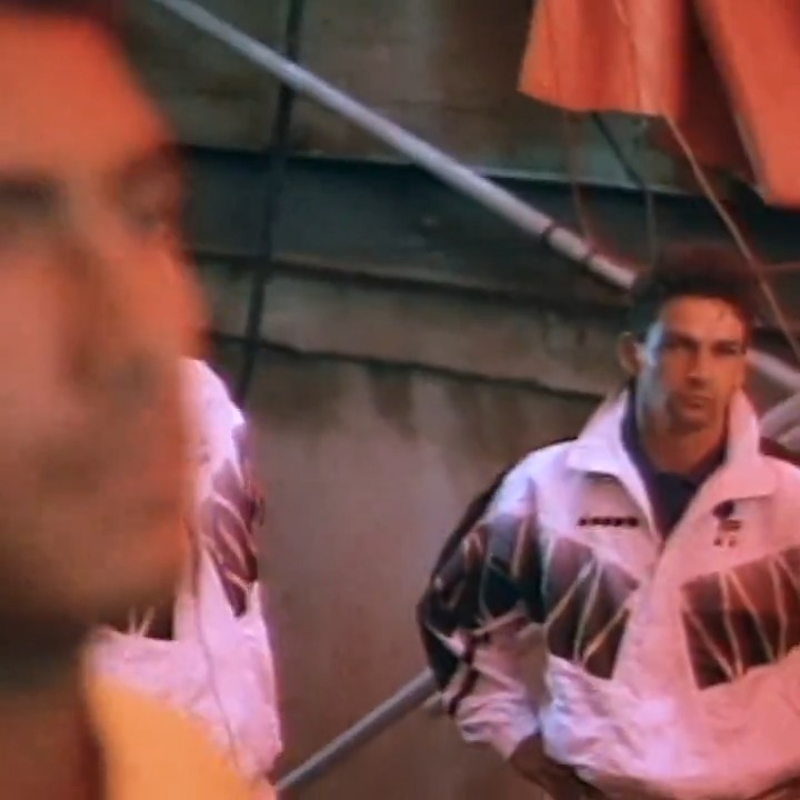 Roberto Baggio lo mira con atención a Romário ¿Contexto? Previa de la final del Mundial 1994 entre Italia 🇮🇹 y Brasil 🇧🇷. Qué pedazo de archivo, por favor.