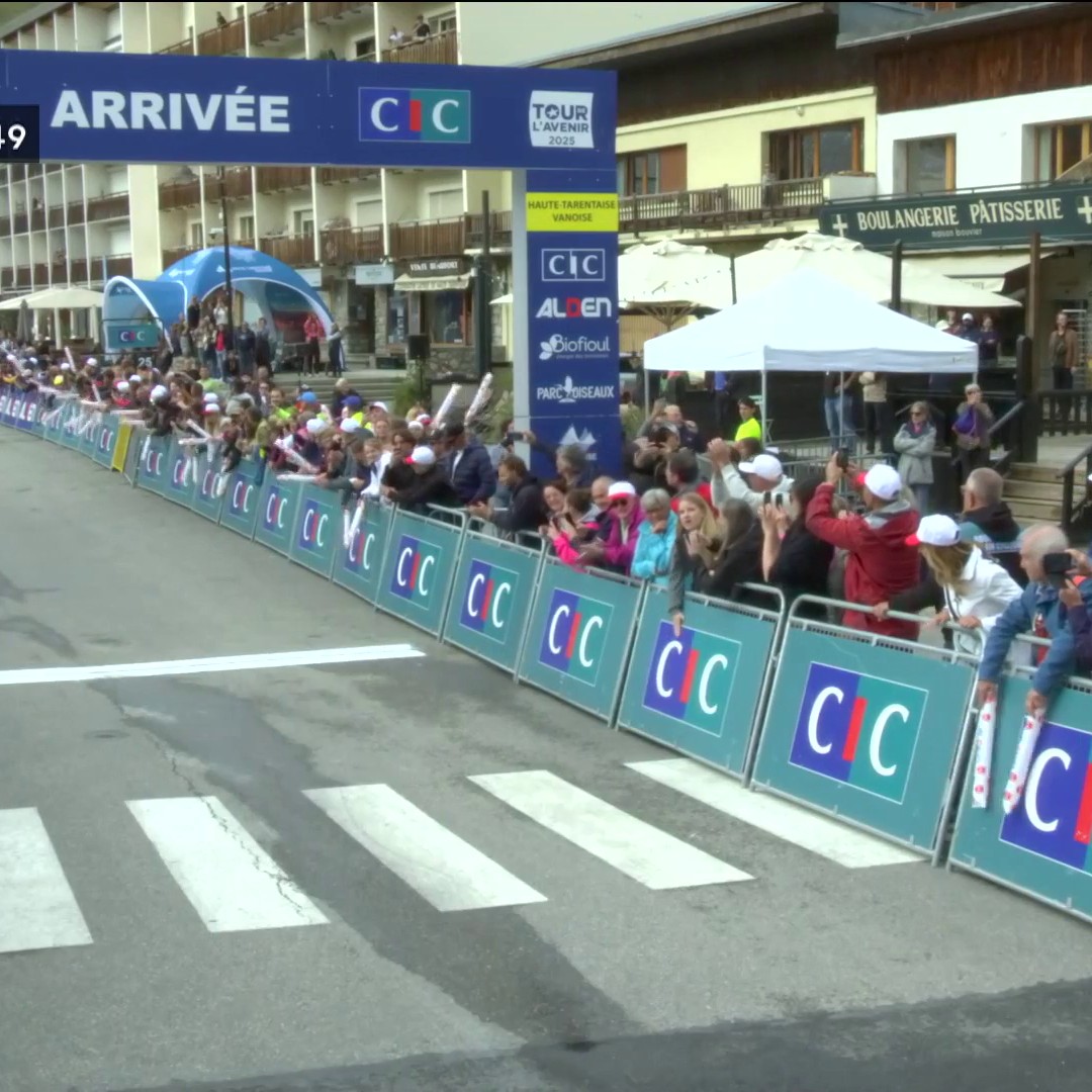 C'est quand mรชme COMPLรTEMENT FOU de se dire qu'il y a 11 mois Paul Seixas ๐จ๐ต se faisait battre par Jarno Widar ๐ง๐ช sur le Tour de l'Avenir et aujourd'hui il tient tรชte ร Jonas Vingegaard ๐ฉ๐ฐ au Tour de France... ๐คฏโจ๏ธ #TDF2026