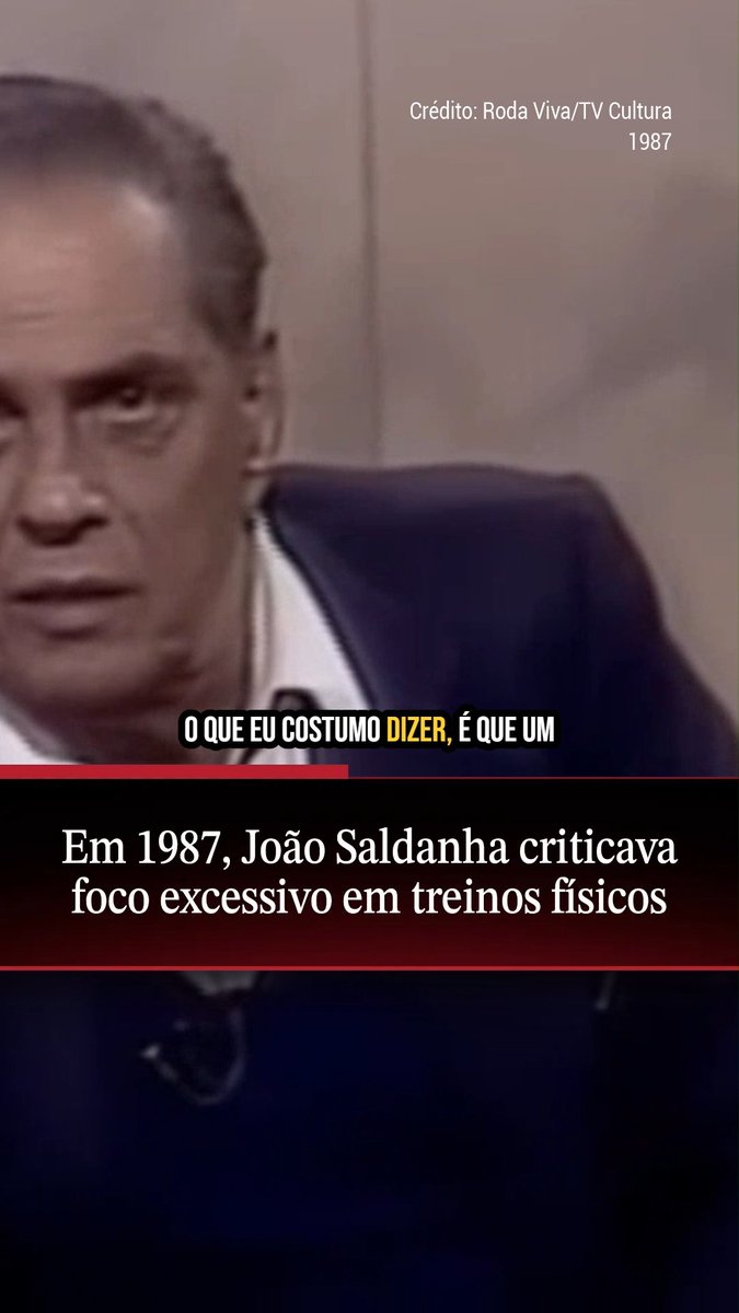 "Estamos formando halterofilistas. Você entra num clube e a sala de musculação parece a de uma dessas academias". Nos anos 1980, já existia o debate sobre os rumos do futebol brasileiro e João Saldanha, com seu jeito descontraído, foi um dos que alertou sobre o excesso de foco na parte física. 🎥 Roda Viva/TV Cultura #joaosaldanha #anos80 #selecaobrasileira