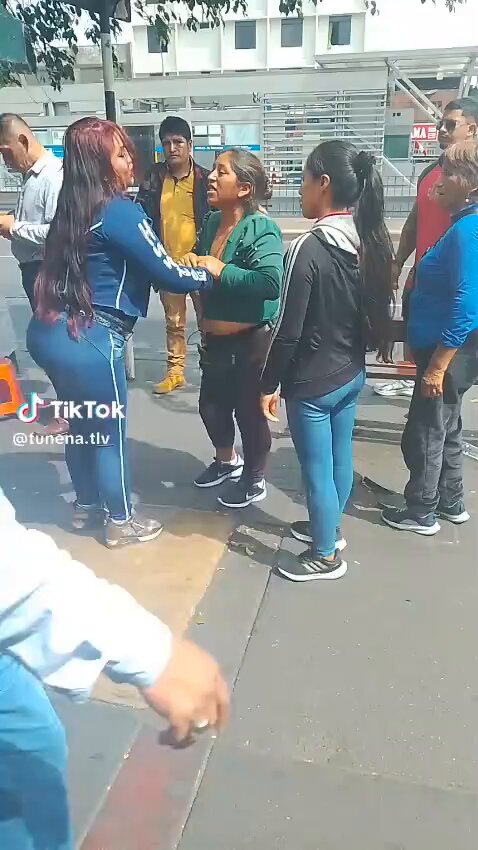 Pelea de peruanas por una pinga. 🤣🤣 Y la de azul me sigue en tik tok, ptmare. 🤣🤣🤣😂