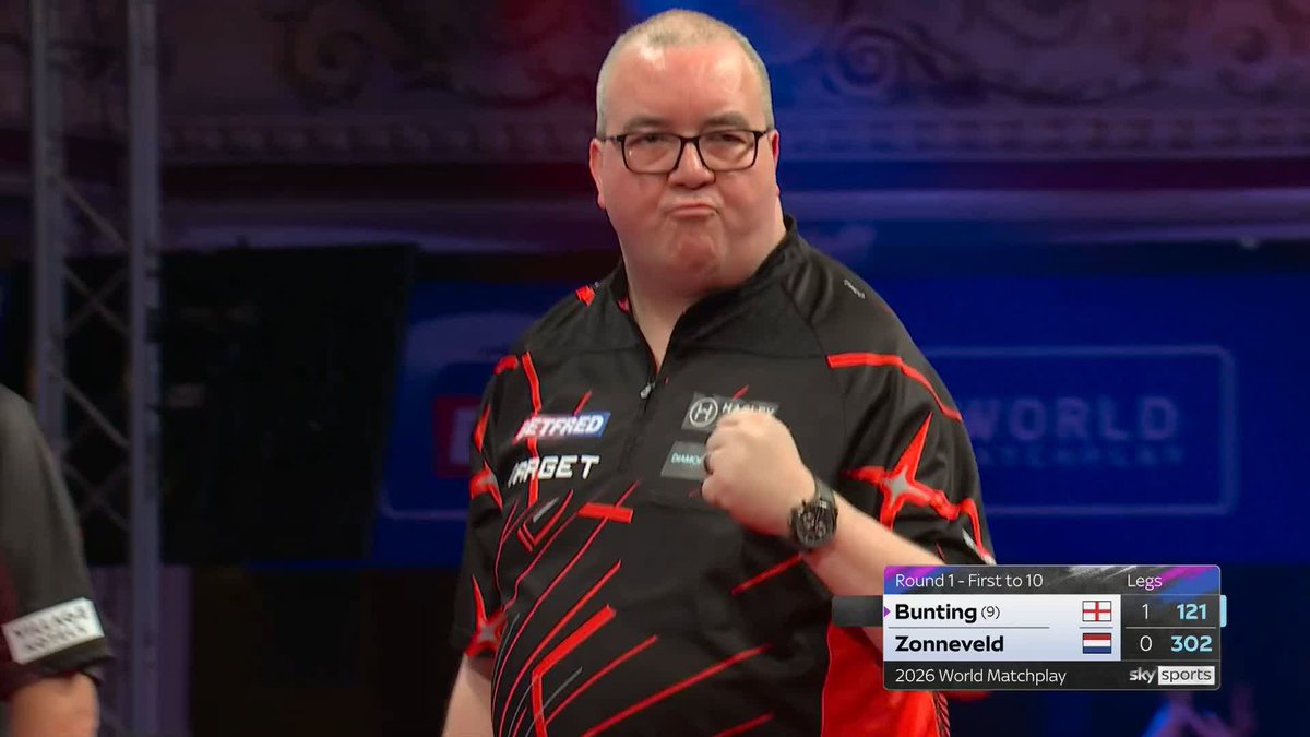 BRILLIANT FROM THE BULLET! Stephen Bunting produces a sensational 121 finish to double his lead against Niels Zonneveld! 📺 #MatchplayDarts