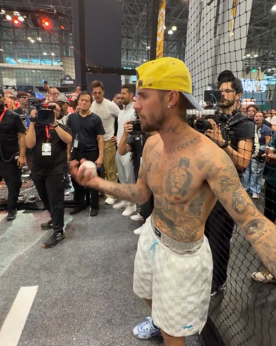 Justin Bieber throwing strikes shirtless 👀 Fanatics | FanaticsFest | @JustinBieber