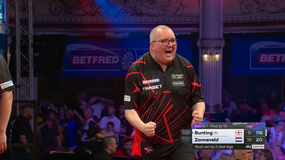 BUNTING STILL IN IT! That is CLUTCH! Zonneveld squanders three match darts for a famous win, and Bunting responds with a stunning 118 skin-saver! 📺 #MatchplayDarts