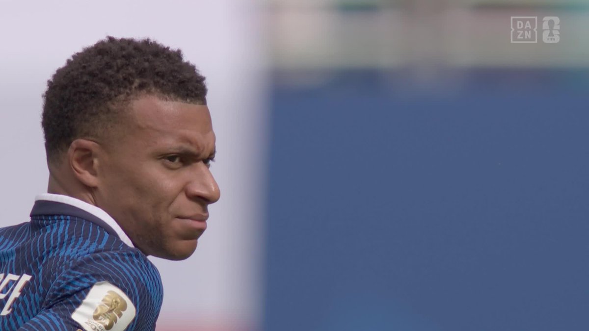 Mbappé pide a Deschamps jugar para seguir alimentando su ego para intentar ganar la bota de oro del Mundial y lo que está viendo en primera línea es como les pintan la cara.