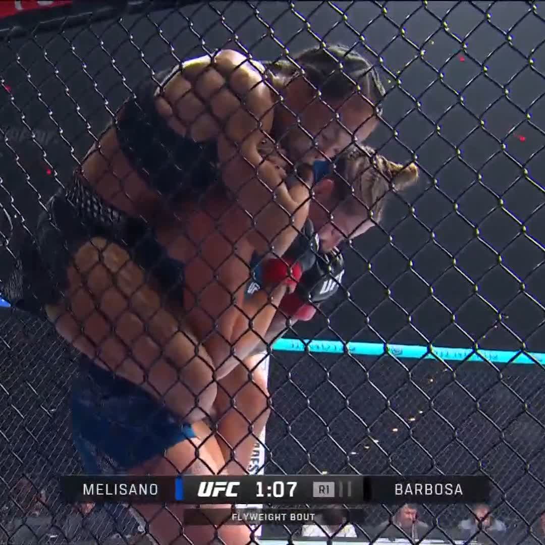 SOUMISSION EN SAC À DOS ! 🎒 Dione Barbosa soumet son adversaire au premier round par étranglement arrière (RNC). 💪 #UFCOCK