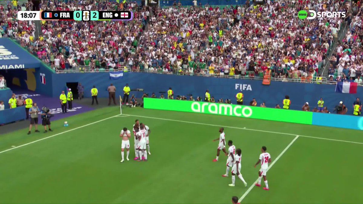 PODERÍO ABSOLUTO DE LOS TRES LEONES: ¡OTRA VEZ ARRIBA! Tras este córner, Ezri Konsa le dio un lindo a la pelota con un cabezazo y la puso pegada al poste izquierdo de Maignan para el 2-0 de Inglaterra ante Francia.
