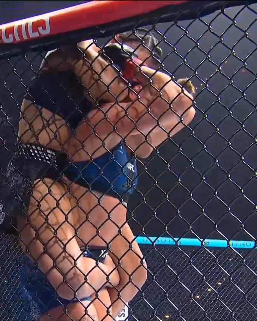 ONE-WAY TRAFFIC 🫳 @DioneBarbosaMMA left no doubt with a RD1 submission win at #UFCOKC! [ LIVE NOW on @ParamountPlus ]