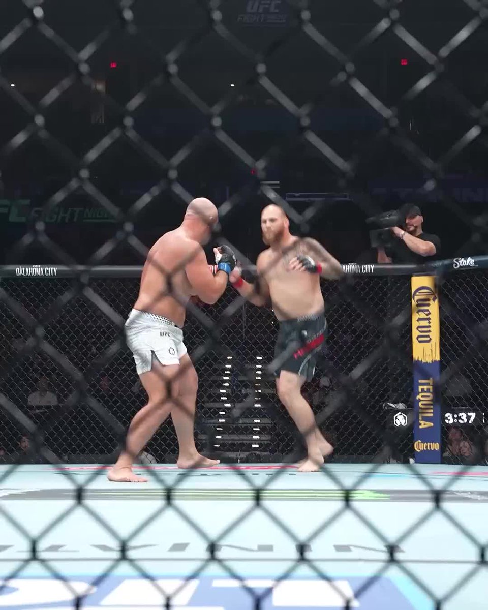 THE HAMMER 🔨 RJ Harris earns the big RD1 knockout with a stellar performance in his debut! [ #UFCOKC is LIVE NOW on @ParamountPlus ]