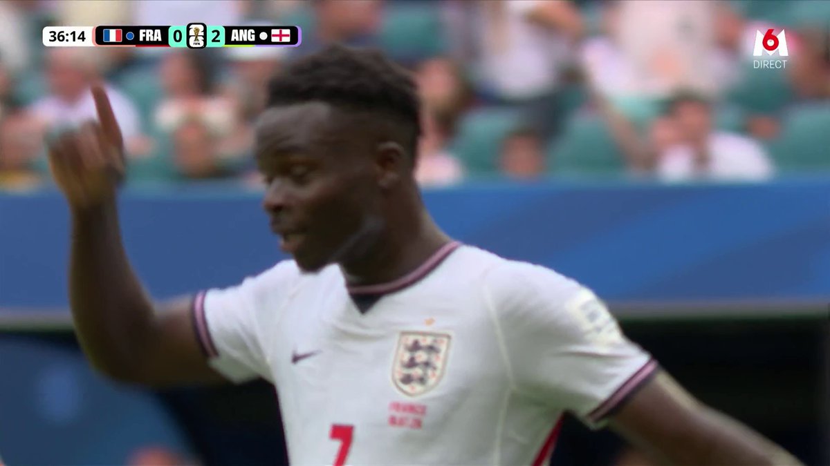 Nan mais... le mec lève les bras et reste à 30m du but adverse, sans bouger, alors qu'il est DÉFENSEUR CENTRAL !! C'est l'EQUIPE DE FRANCE ! Le mec m'a fait vriller là. Quelle honte ! 🤦‍♂️ #FRAANG