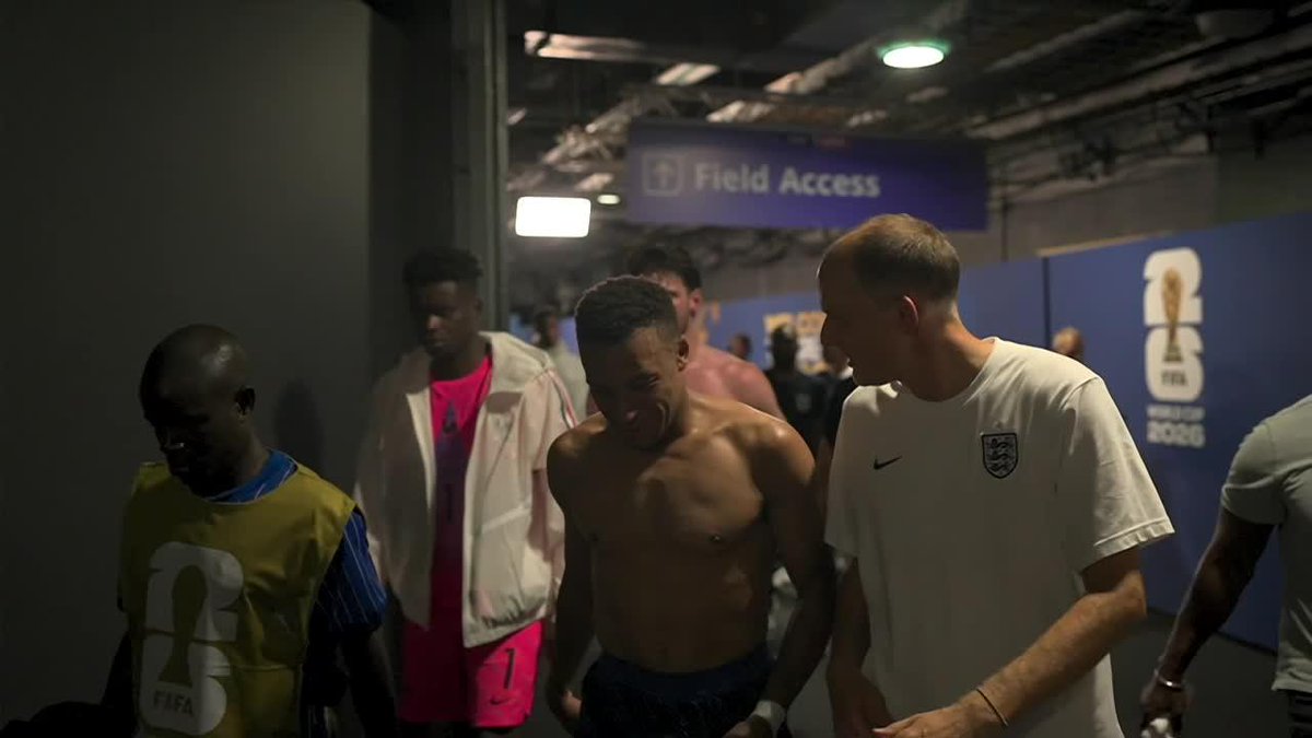 ‼️🇫🇷🏴 Kylian Mbappé y Thomas Tuchel, con sonrisas de por medio, charlando camino al vestuario en pleno 4-0 DE INGLATERRA A FRANCIA… ¿Qué piensan? 👀