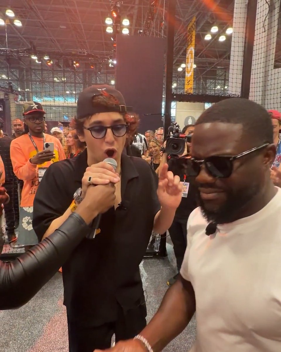 "Throw ONE strike" 🤣 Marcello Hernández really rattled Kevin Hart 😭 Fanatics | FanaticsFest