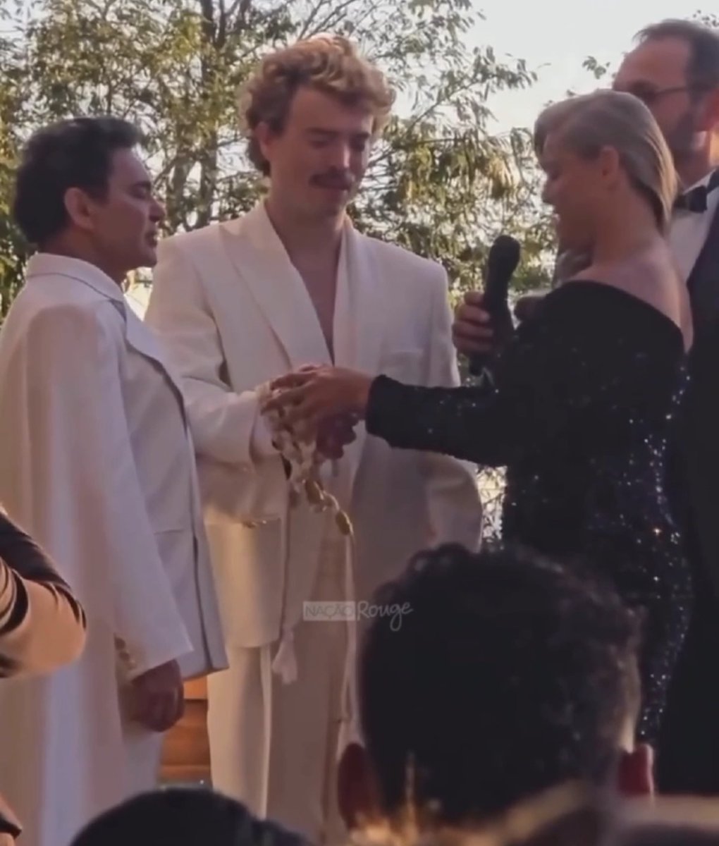 E a Fantine que cantou Anjo em um casamento de amigos aqui no Brasil e ainda dançou muito Rouge na festa🥹