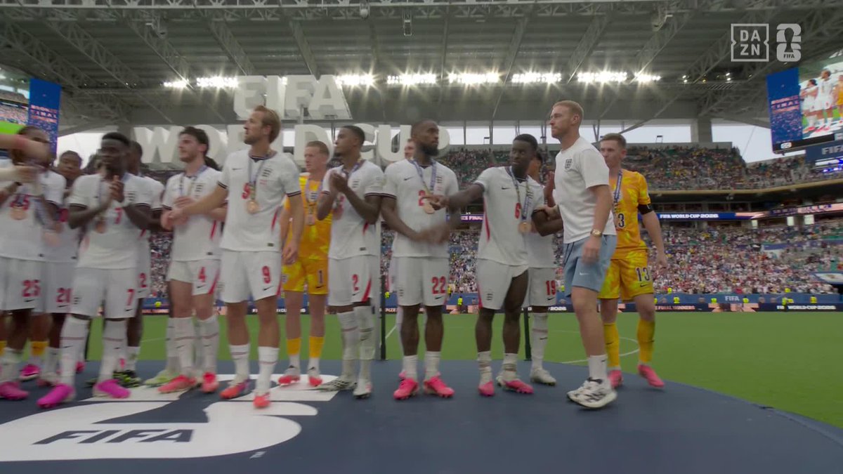 ¡VAYA DETALLAZO! Los jugadores llamaron a Jason Steele, el cuarto portero de Inglaterra, para recoger su medalla 😍🥉 #DAZNMundial