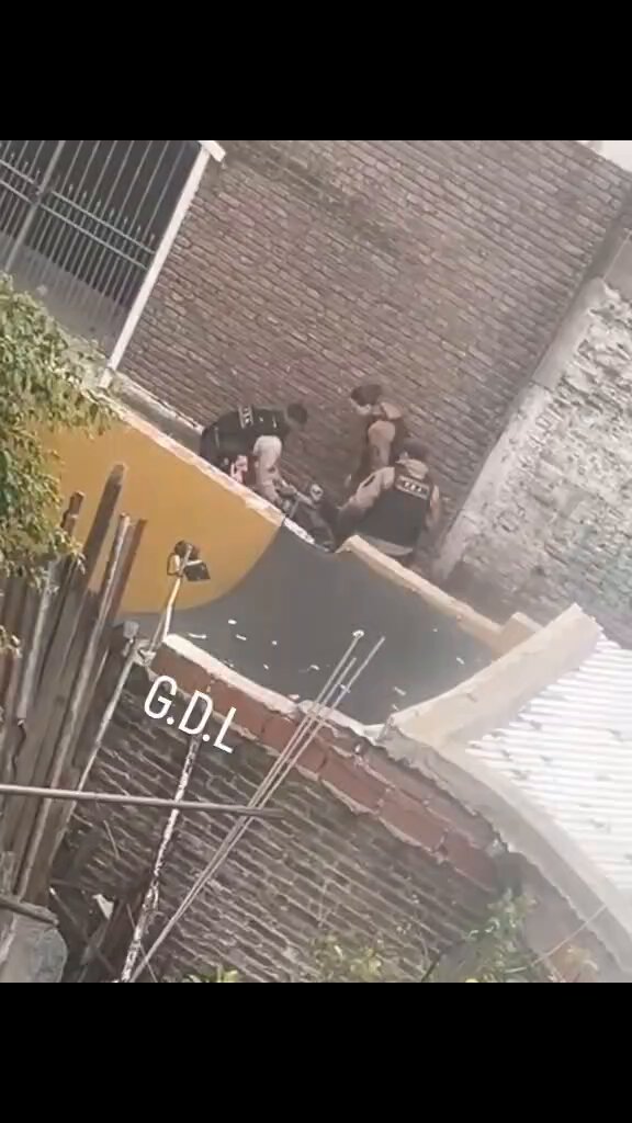 Asesinaron a otro efectivo en FUERTE APACHE ALAN MOLINA (26) Oriundo de Tres Arroyos, hijo único, fue papá hace dos meses, egreso en febrero y como primer destino le tocó hacer rondas preventivas de vigilancia en FUERTE APACHE . Alan junto con sus compañeros trataron de identificar a dos Sujetos, como respuesta recibió dos disparos al lado del chaleco. Los asesinos aún no están detenidos ni identificados. Varios chicos , trabajan en esa zona del horror. Vienen viajando desde Tres Arroyos para cumplir sus tareas. Axel Kicillof, Axel Kicillof sos INEFICIENTE como gobernador. INTERVENGAN la Provincia