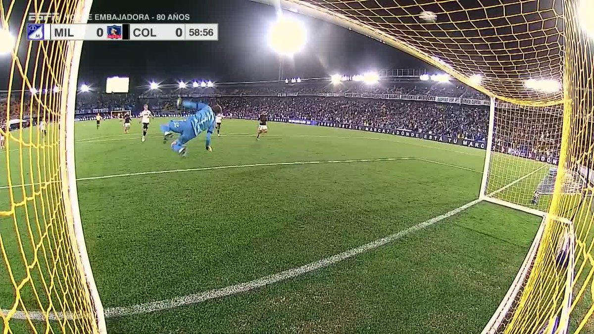 Burrai volvió a salvar a Millonarios El arquero embajador reaccionó con una espectacular atajada a una mano para evitar el gol de Colo Colo. 📺 Mira el amistoso internacional por ESPN en el Plan Premium de #disneyplusla