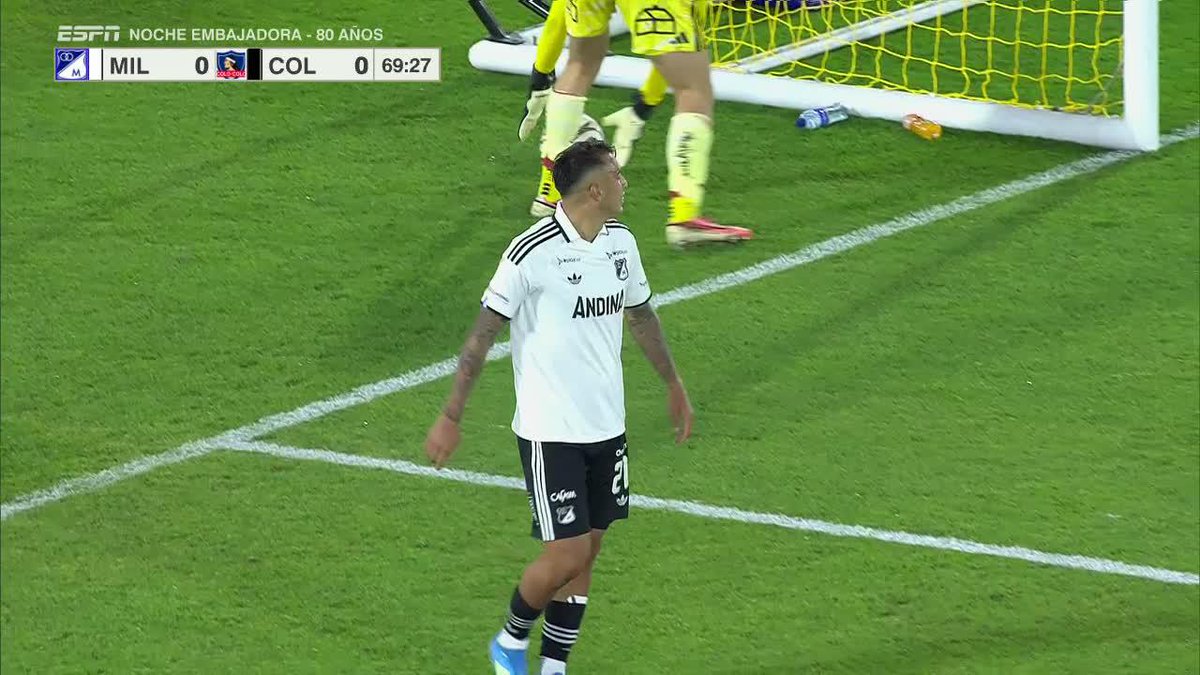 Contreras se perdió el primero de Millonarios El delantero quedó solo frente al arquero de Colo Colo, aunque su disparo terminó lejos del arco. 📺 Mira el amistoso internacional por ESPN en el Plan Premium de #disneyplusla
