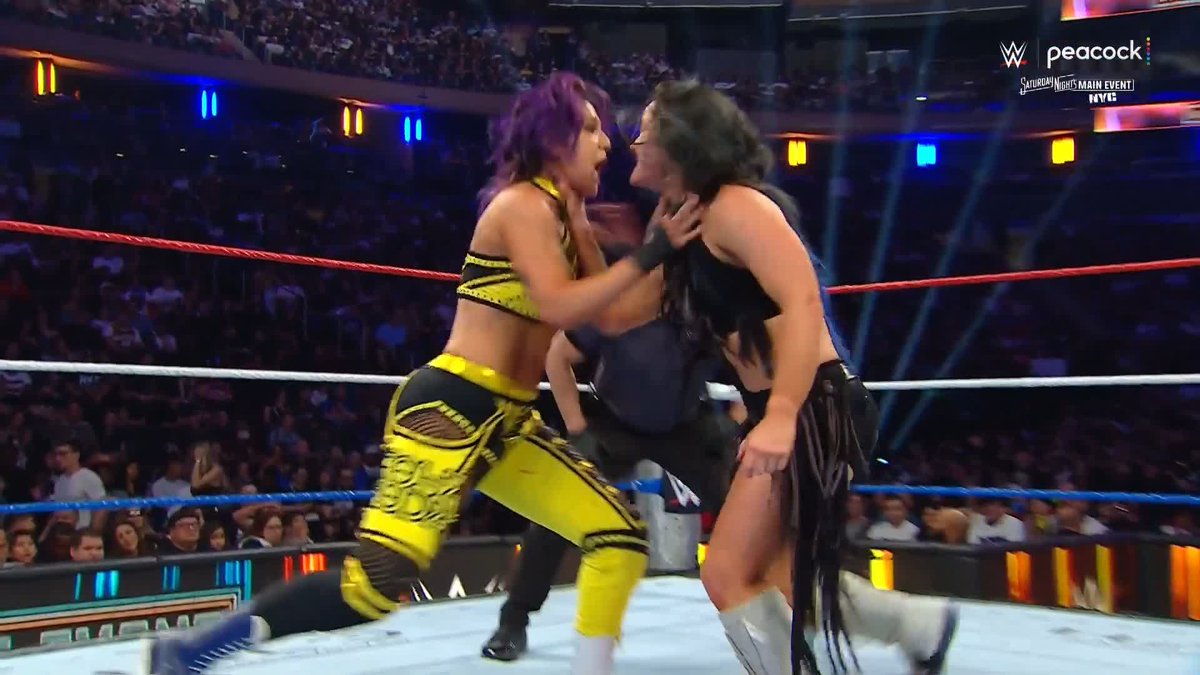 That just happened. ๐ฑ Lyra Valkyria puts Bayley to sleep at #SNME!