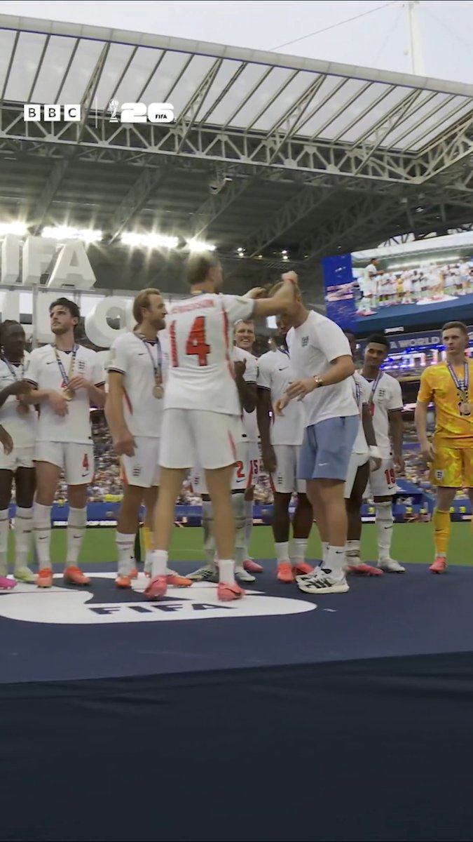 The England squad make sure goalkeeper Jason Steele comes to collect his bronze medal 🥉🤝