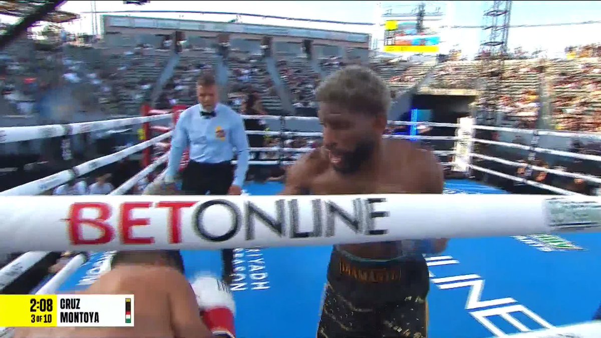 Back to winning ways for Andy Cruz 👏 The referee jumps in to save Abraham Montoya in the third #CruzMontoya #PachecoAleem
