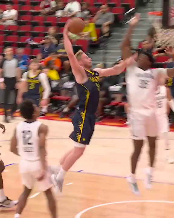 Rienk Mast caught a body on this dunk 🔥