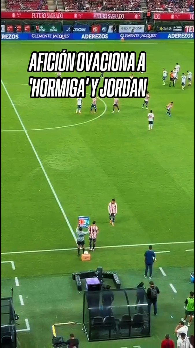 ¡La esperanza de las Chivas! 🙏🏻 Así ovacionó la afición del Rebaño a la 'Hormiga' González y Jordan Carrillo, nuevo refuerzo 🔥